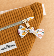 Banane enfant Automne en velours moutarde détail