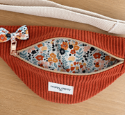 Banane Jeanne en velours terracotta intérieur fleuri