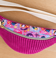 Banane enfant K-Pop en velours fuchsia détail