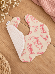 Bavoir fleur Ballerine vue détaillée avec éponge nid d'abeille blanche