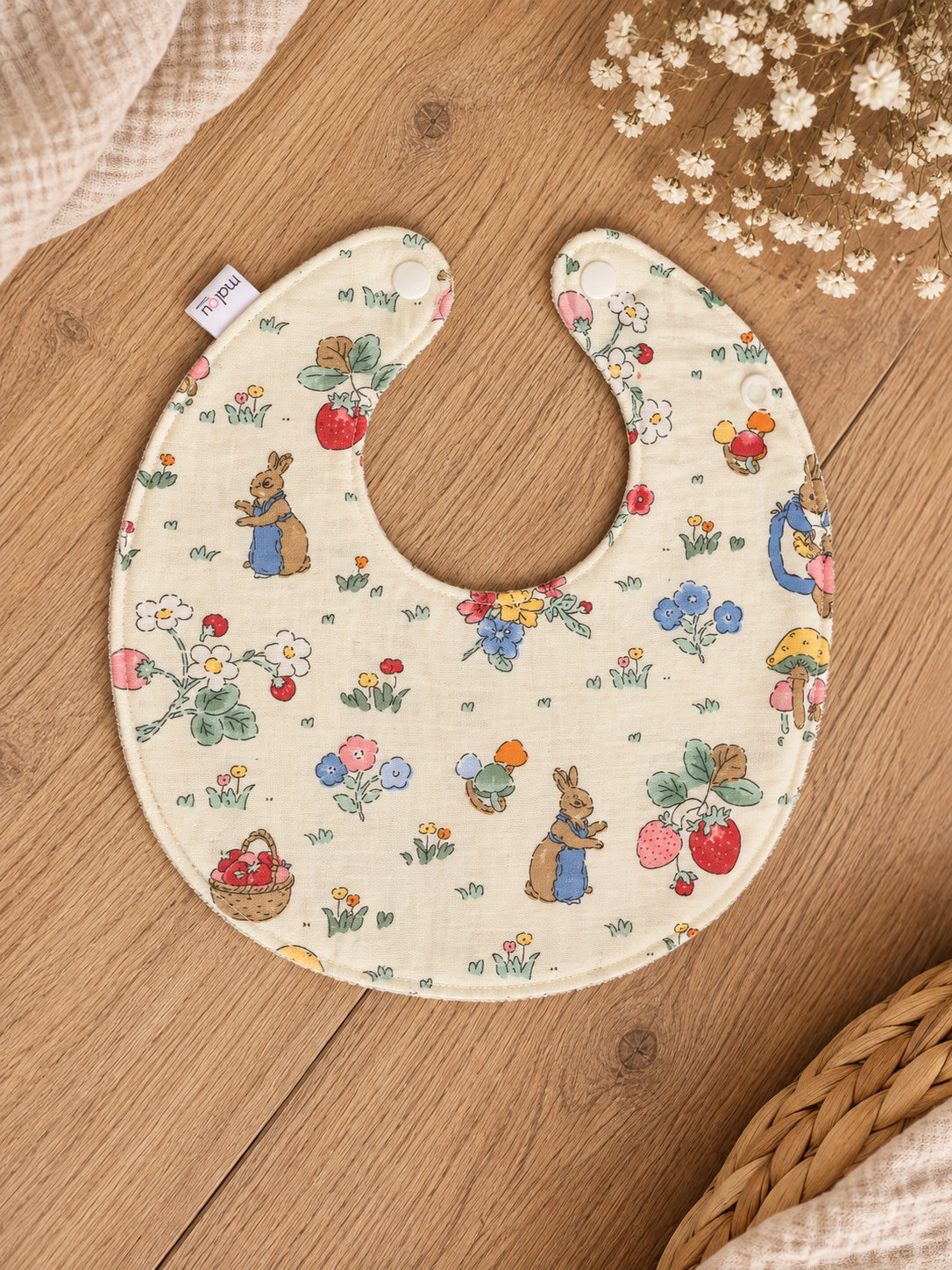 Bavoir simple Jules motif lapins et fleurs