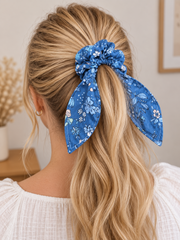 Chouchou foulard Blue Jean porté dans les cheveux