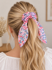 Chouchou foulard Pois de Senteur porté dans les cheveux