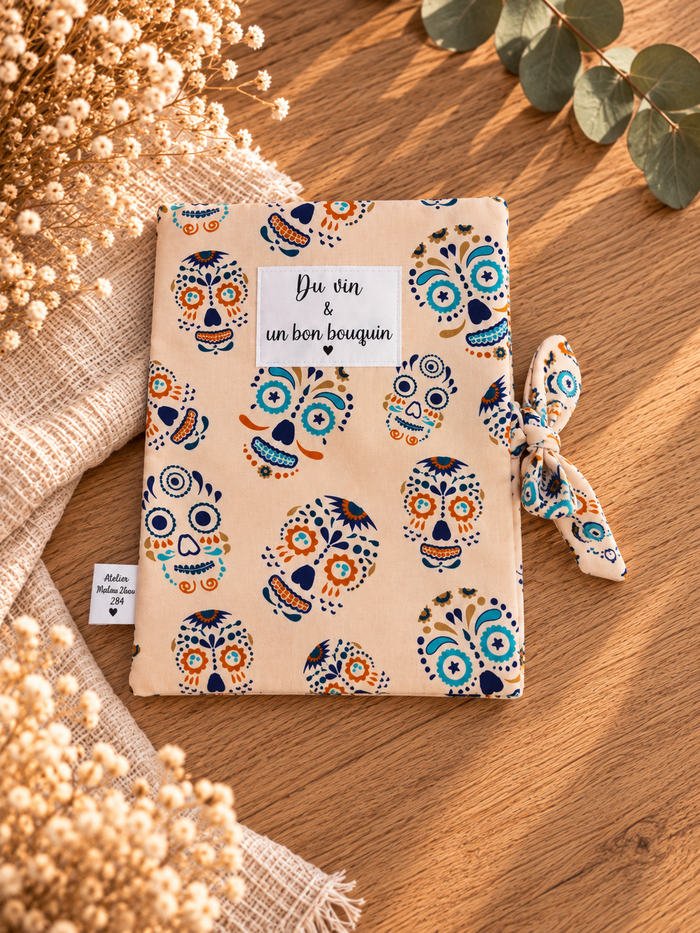 Pochette pour livre ou liseuse Du vin & un bon bouquin, motif têtes de mort colorées, sans livre