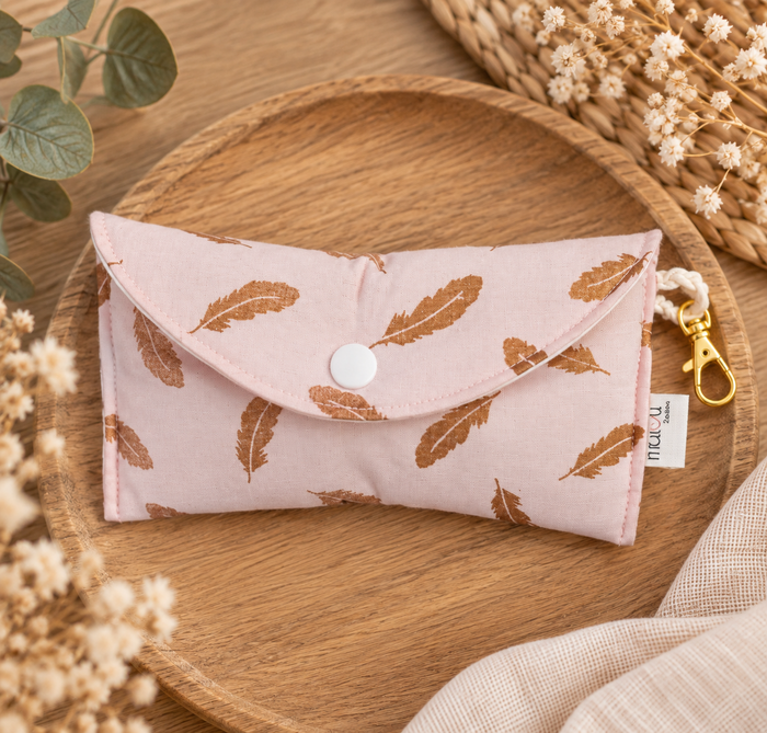 Étui à lunettes matelassé Plumes rose poudré et doré fermé
