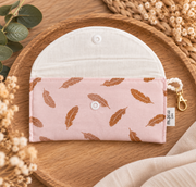 Étui à lunettes matelassé Plumes rose poudré et doré ouvert