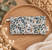 Étui à lunettes à fleurs fermé