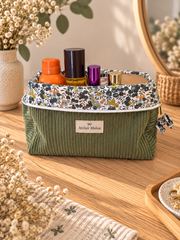 Trousse de toilette Fleurs des champs en velours vert, intérieur fleuri