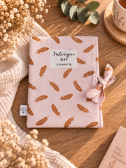 Pochette pour livre ou liseuse Intrigue en cours, plumes rose et cuivré, avec livre