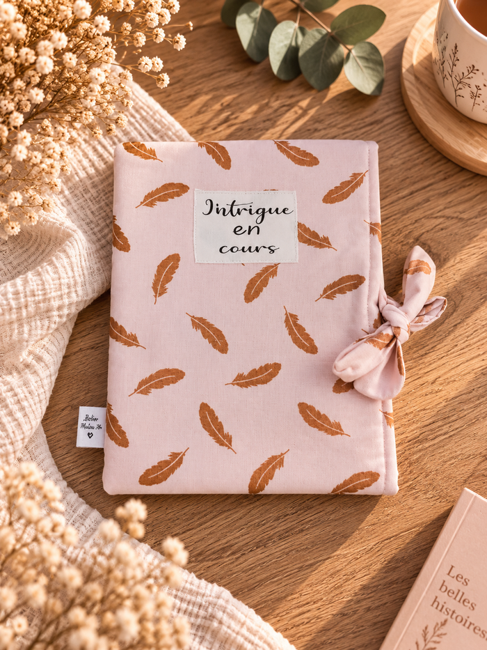 Pochette pour livre ou liseuse Intrigue en cours, plumes rose et cuivré, avec livre