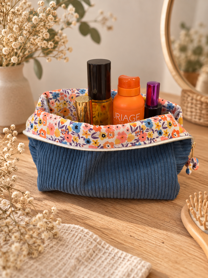 Trousse de toilette Jardin d’été en velours bleu, intérieur fleuri