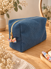 Trousse de toilette Jardin d’été en velours bleu, vue extérieure