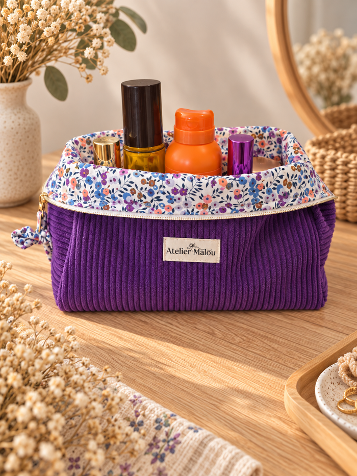 Trousse de toilette Lavande en velours violet, intérieur fleuri