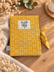 Pochette pour livre ou liseuse Les mots comme refuge, motif jaune floral, avec livre