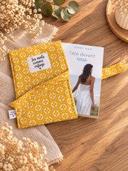 Pochette pour livre ou liseuse Les mots comme refuge, motif jaune floral, sans livre