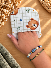 Lingettes lavables Bear présentées en main