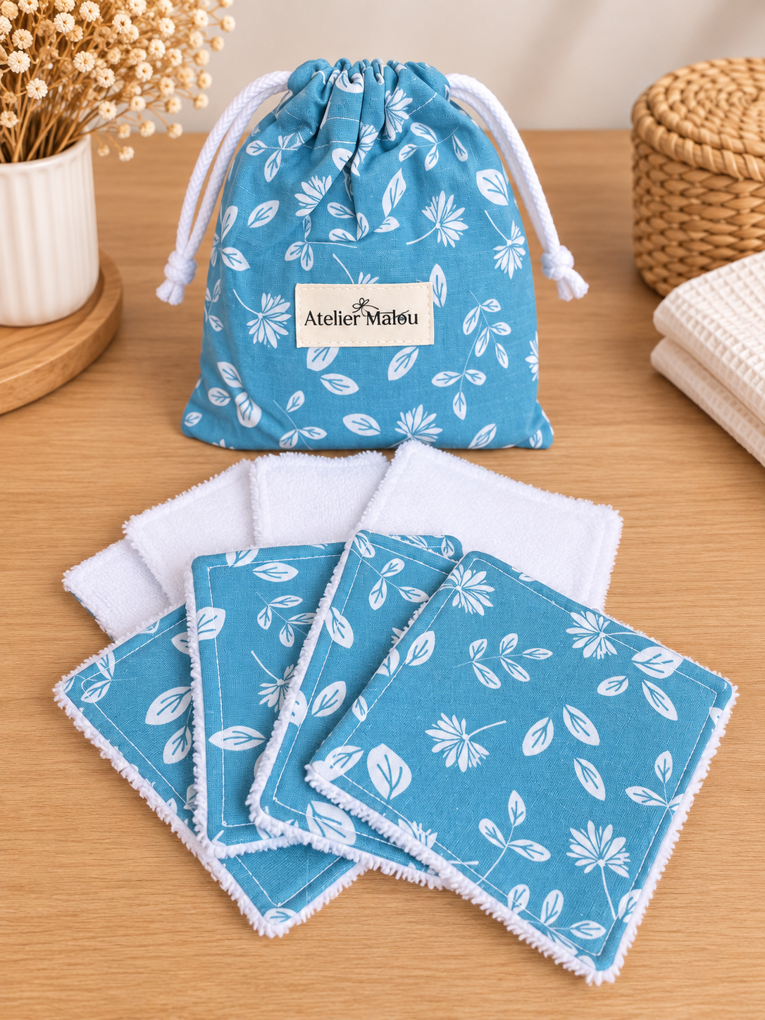 Lingettes lavables Albane en éponge de bambou avec leur petit sac bleu fleuri