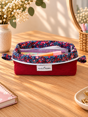 Petite trousse Groseilles en velours rouge, ouverte, avec intérieur fleuri