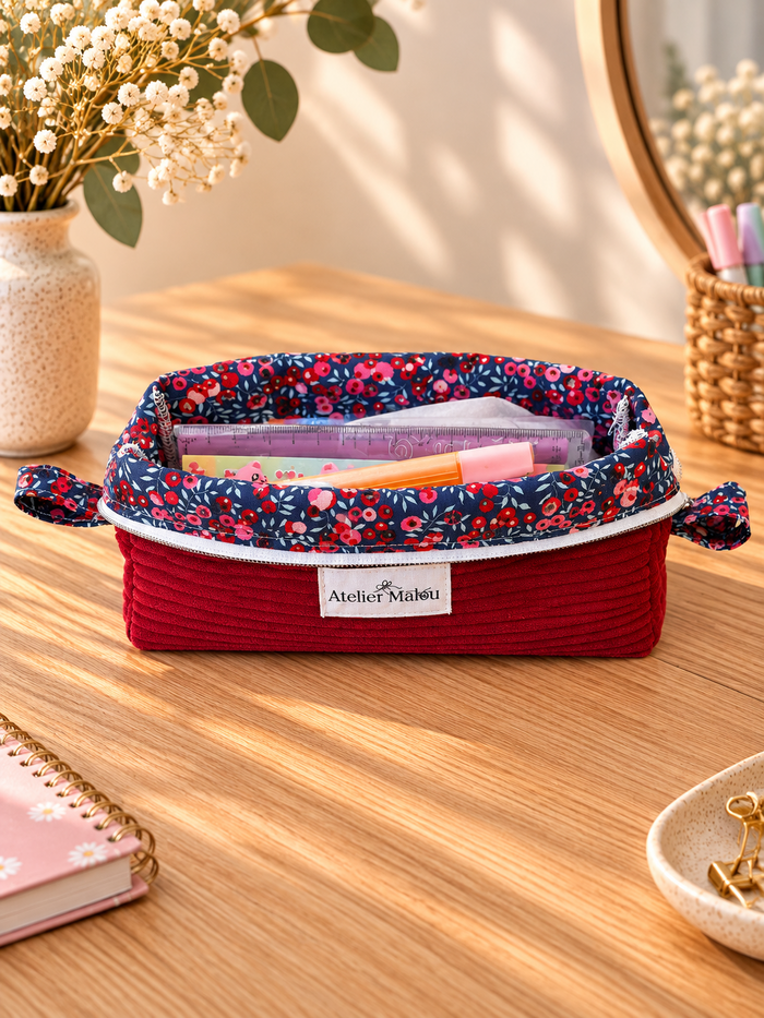 Petite trousse Groseilles en velours rouge, ouverte, avec intérieur fleuri