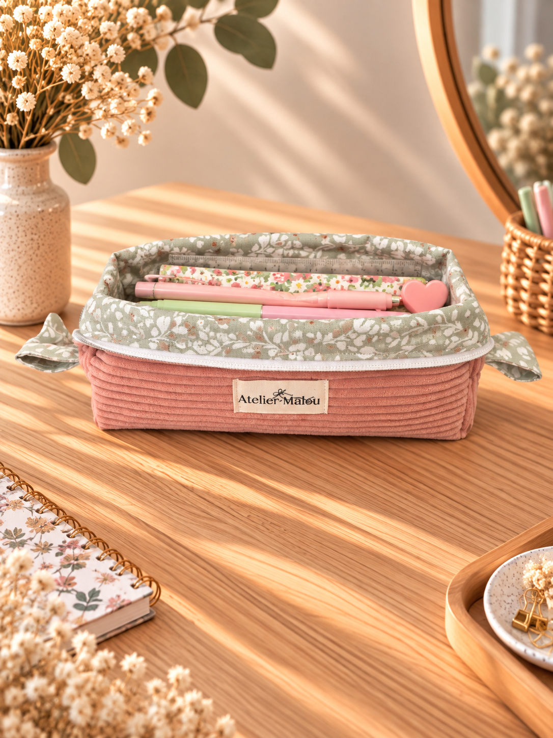 Petite trousse Jardin d'Automne en velours rose poudré, ouverte, avec intérieur fleuri