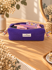 Petite trousse Plume en velours fuchsia utilisée comme trousse scolaire