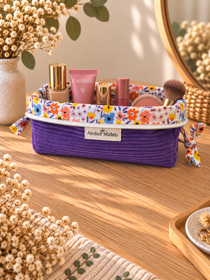 Petite trousse Pâquerettes en velours violet à motifs fleuris