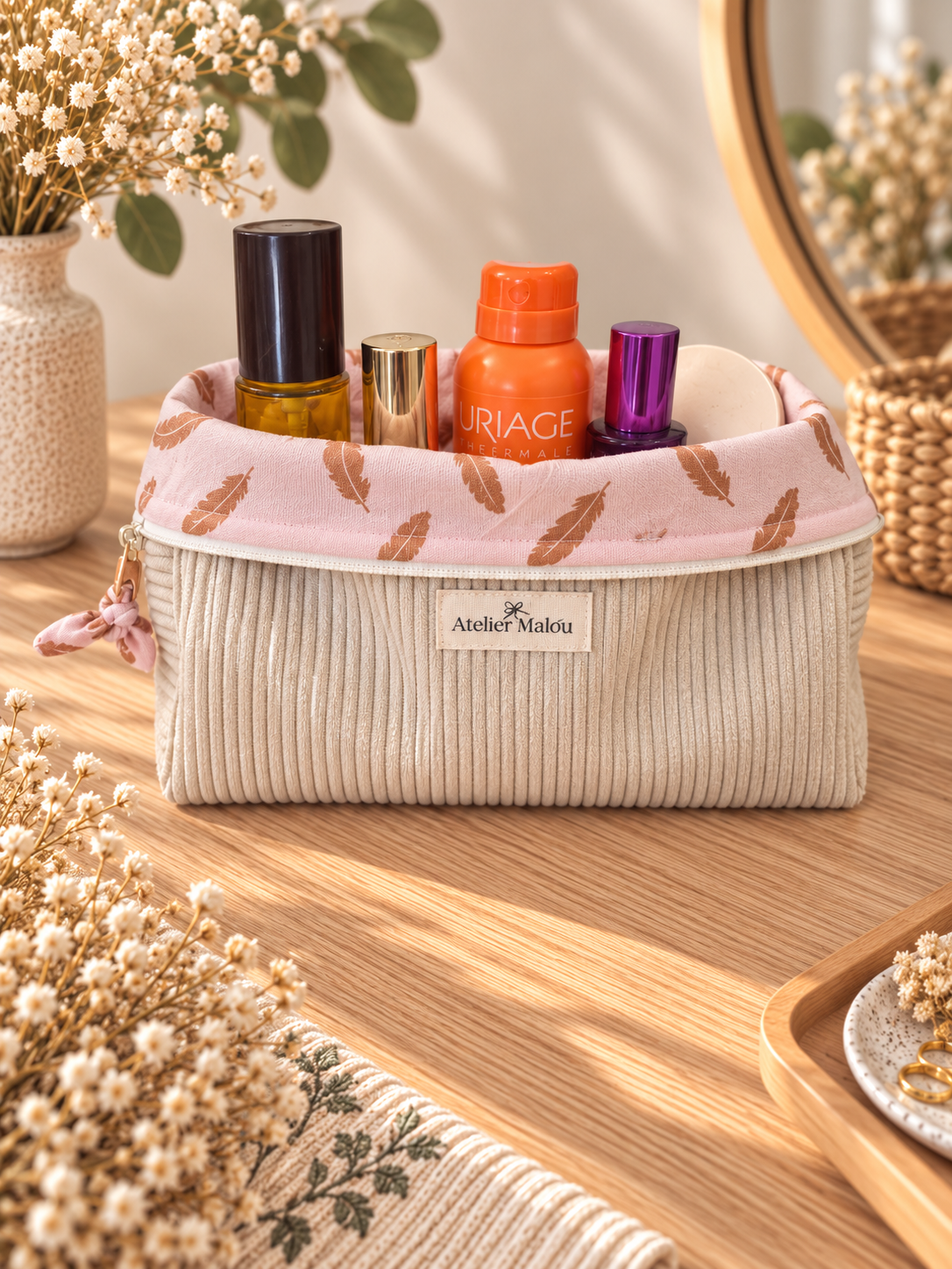 Trousse de toilette Plume en velours écru, intérieur rose à plumes