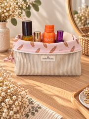 Trousse de toilette Plume en velours écru, intérieur rose à plumes
