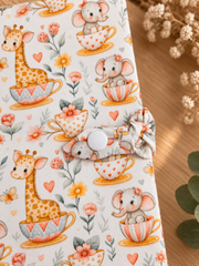 Détail du protège carnet de santé Éléphants & Girafes