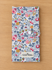 Protège carnet de santé Blue Garden en tissu fleuri bleu et rose