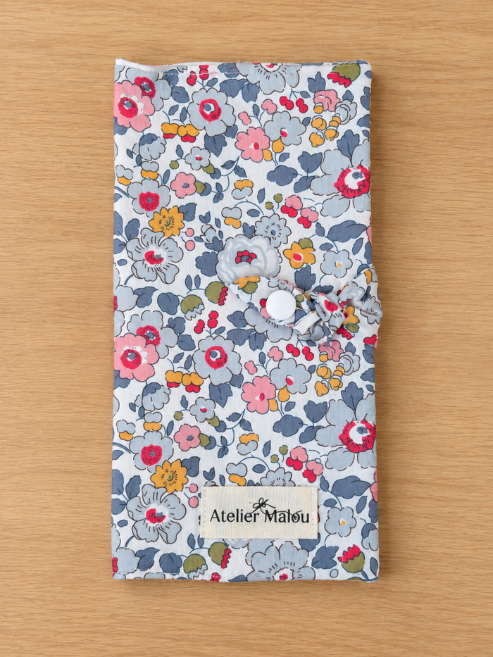 Protège carnet de santé Blue Garden en tissu fleuri bleu et rose